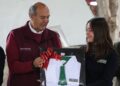 Natividad Castrejón entrega uniformes y libros a estudiantes de bachillerato