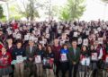Natividad Castrejón entrega uniformes y libros a estudiantes de bachillerato