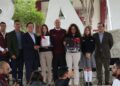 Natividad Castrejón entrega uniformes y libros a estudiantes de bachillerato