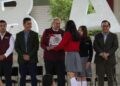 Natividad Castrejón entrega uniformes y libros a estudiantes de bachillerato