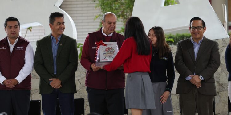 Natividad Castrejón entrega uniformes y libros a estudiantes de bachillerato
