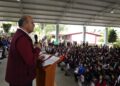 Natividad Castrejón entrega uniformes y libros a estudiantes de bachillerato