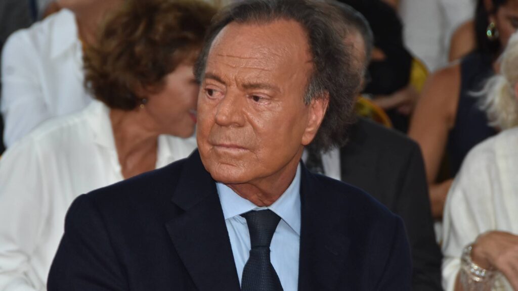 Julio Iglesias, de nuevo ante la justicia por abuso y trata