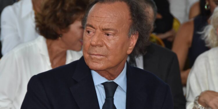 Julio Iglesias, de nuevo ante la justicia por abuso y trata