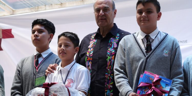 Natividad Castrejón encabeza jornada educativa en Ixmiquilpan