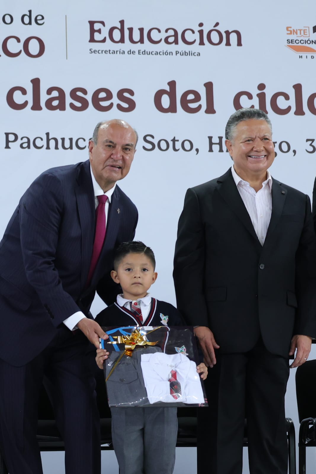 Julio Menchaca consolida transformación educativa en Hidalgo